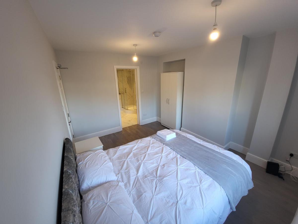 High Spec Large 6 Bedroom House! Kingston upon Thames  Buitenkant foto