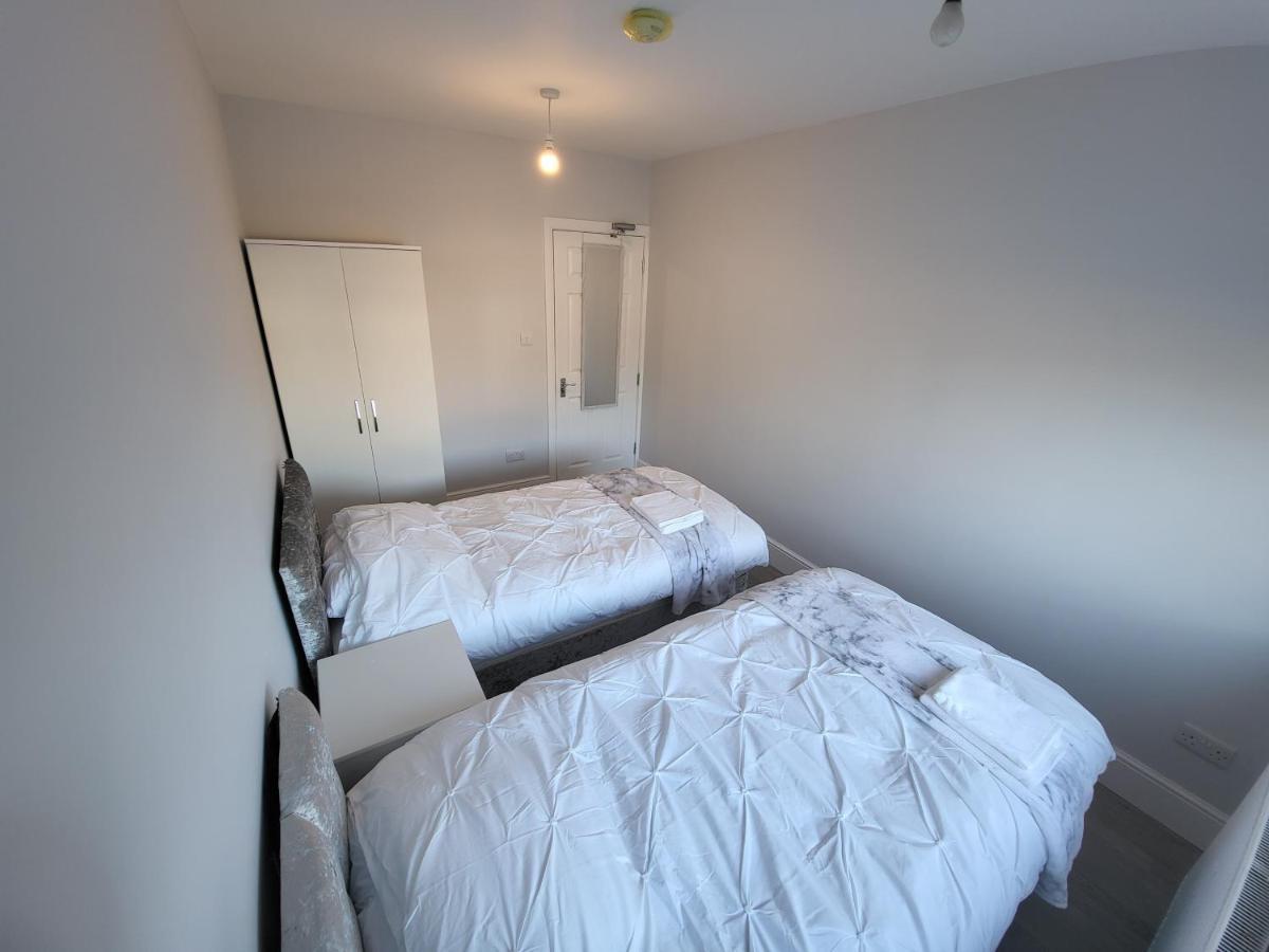High Spec Large 6 Bedroom House! Kingston upon Thames  Buitenkant foto