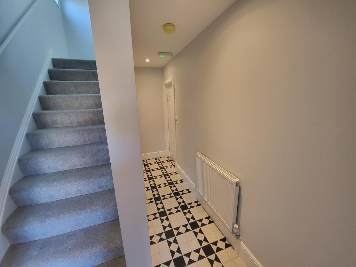 High Spec Large 6 Bedroom House! Kingston upon Thames  Buitenkant foto