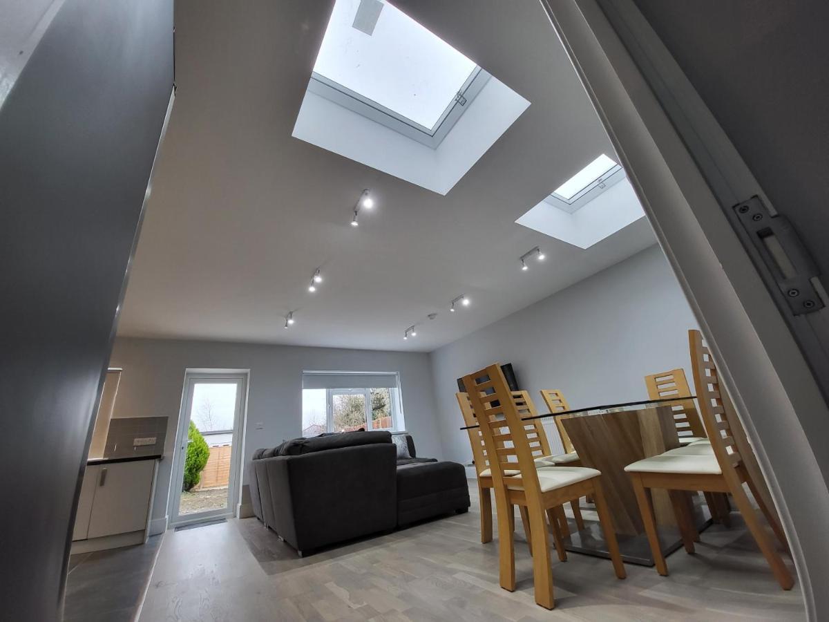 High Spec Large 6 Bedroom House! Kingston upon Thames  Buitenkant foto