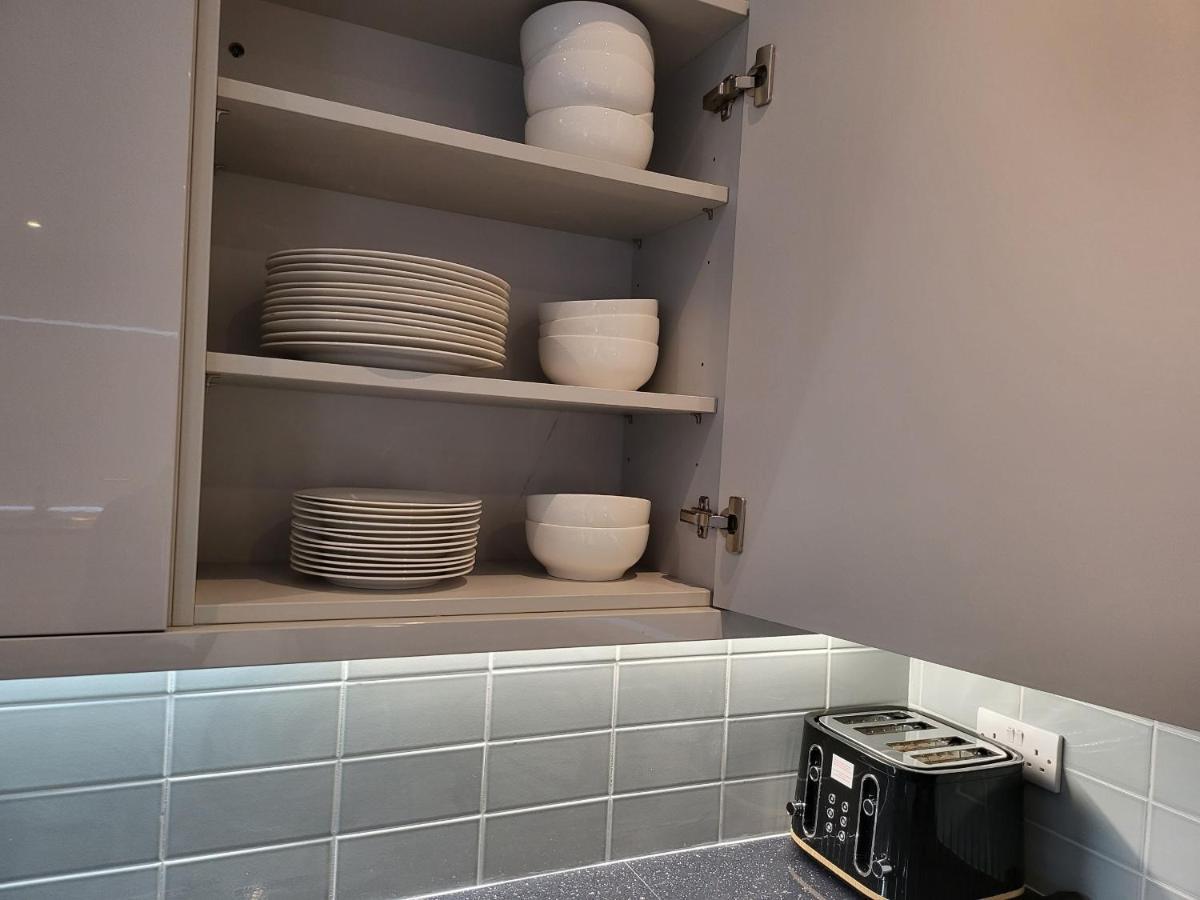 High Spec Large 6 Bedroom House! Kingston upon Thames  Buitenkant foto