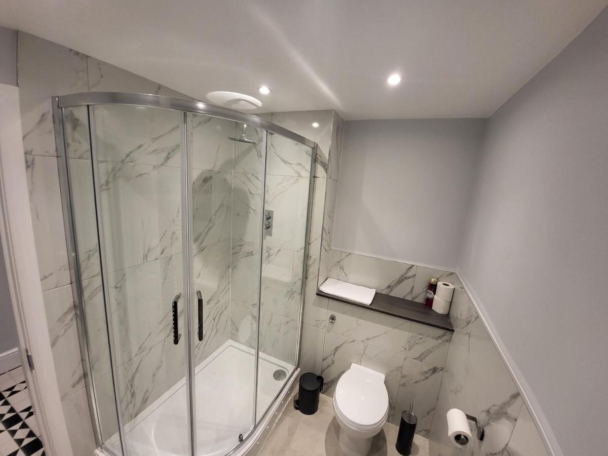 High Spec Large 6 Bedroom House! Kingston upon Thames  Buitenkant foto